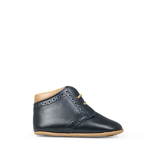 Tricati pre step shoe Pre-step shoe in dark blue with cognac details
