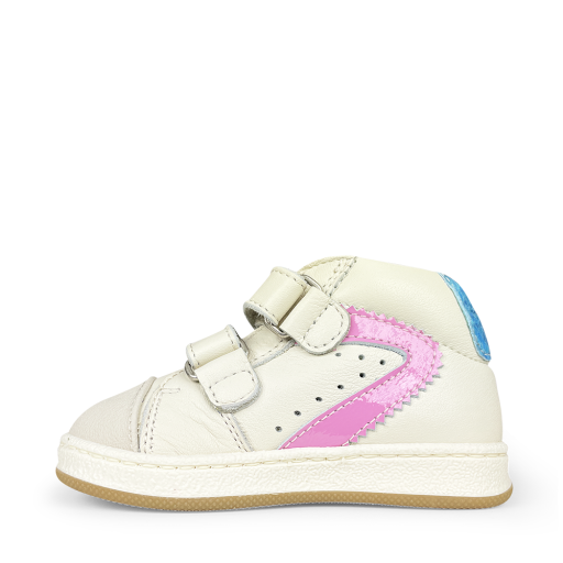 Ocra sneaker Witte sneaker met roze en blauw accent